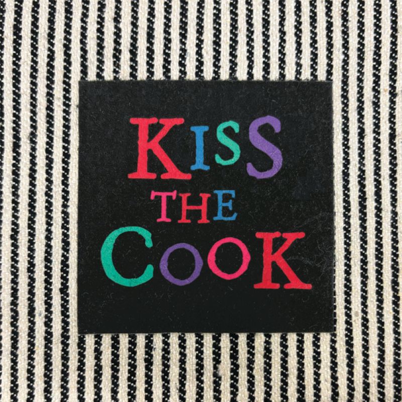 Thin stripe apron-Kiss the cook