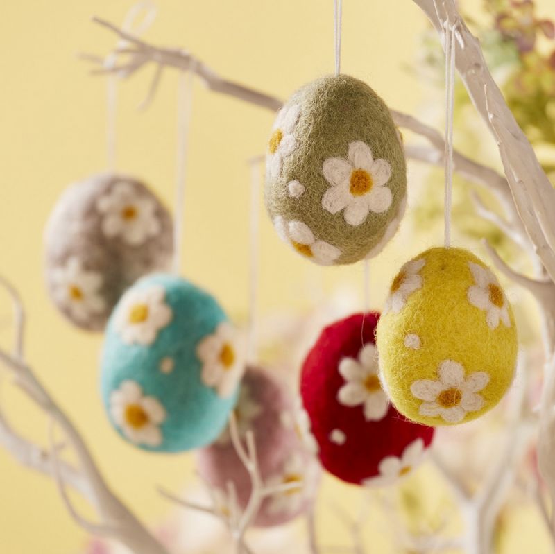 Felt egg decoration flower design