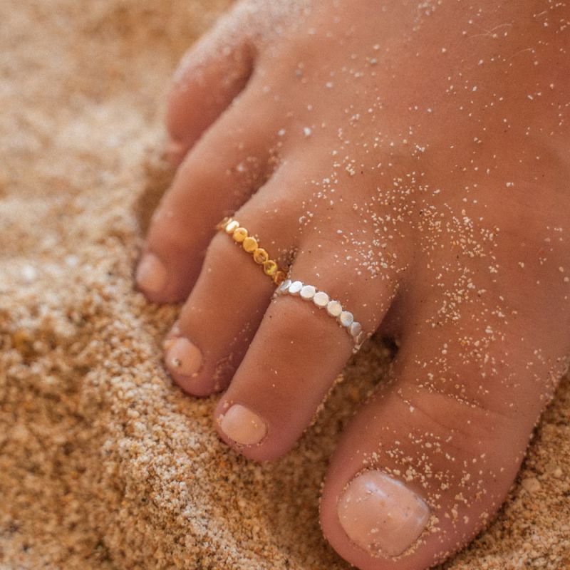 Adjustable, gold plated metal toe ring