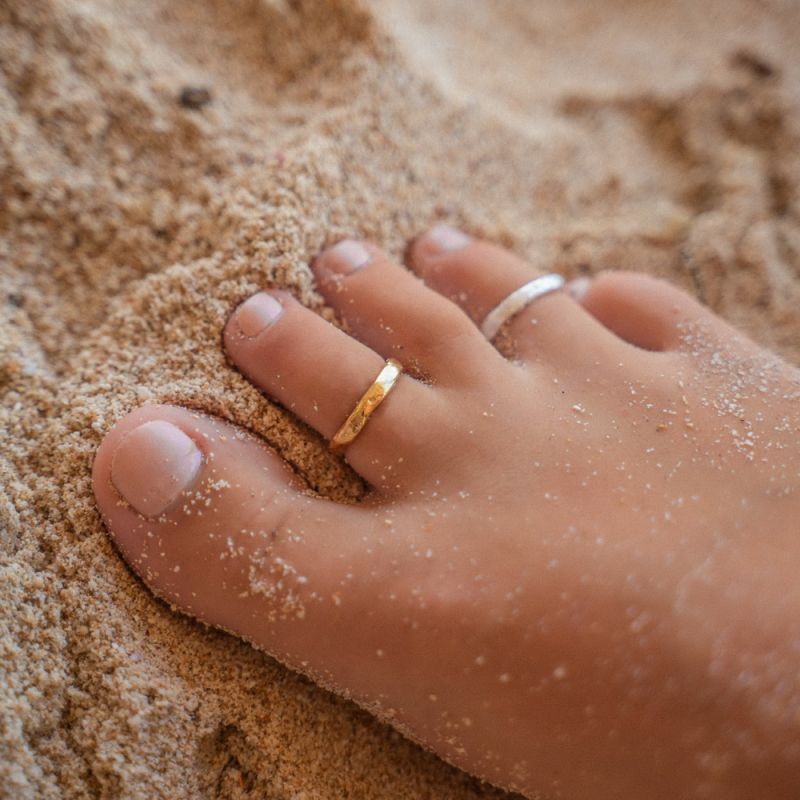 Adjustable, gold plated metal toe ring