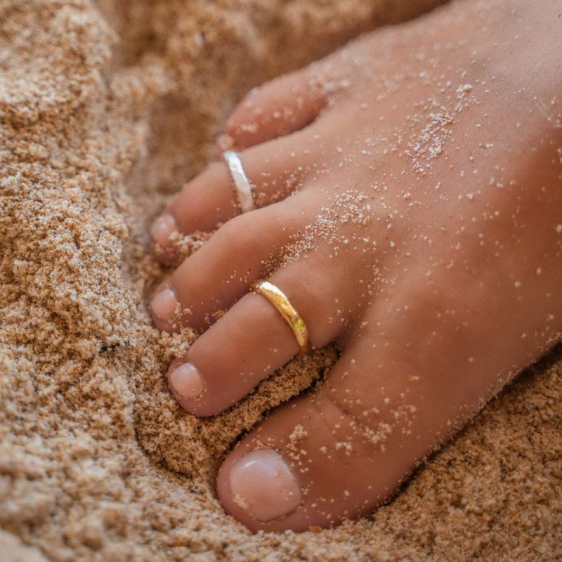 Adjustable, gold plated metal toe ring