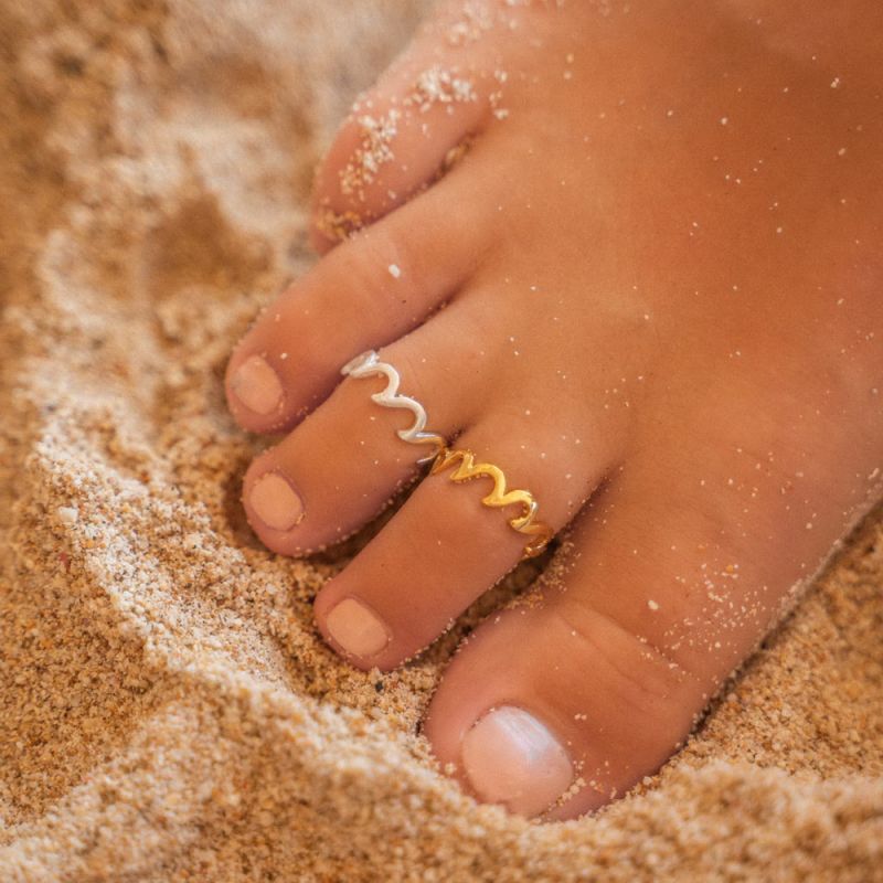 Adjustable, gold plated metal toe ring