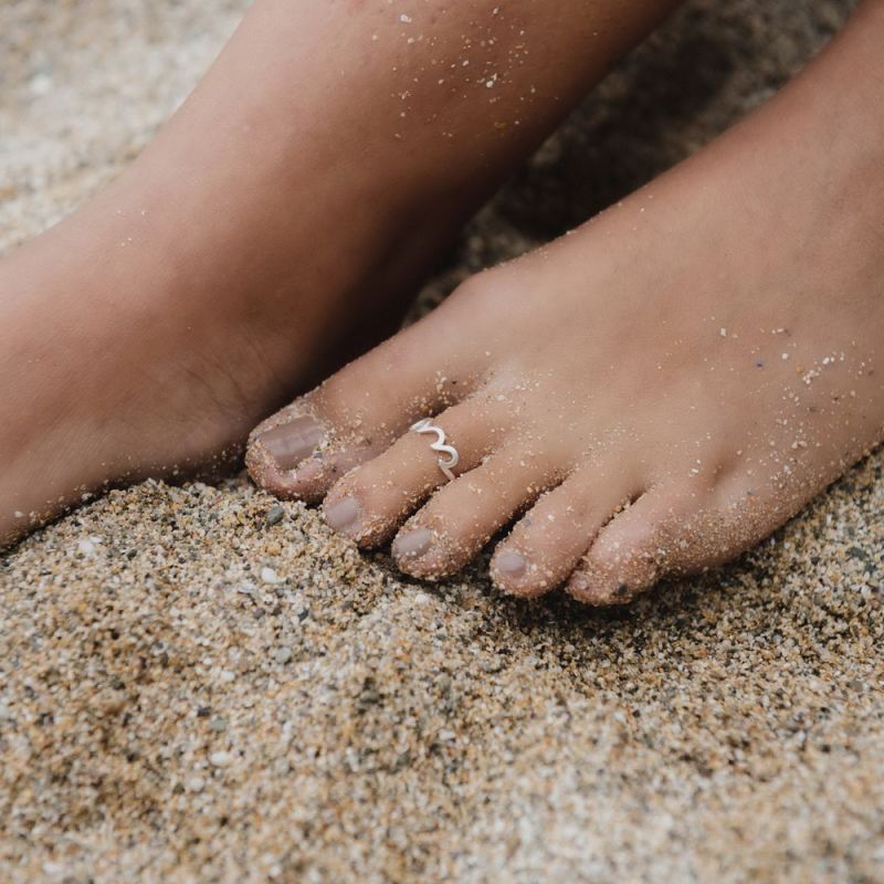 Adjustable, silver plated metal toe ring