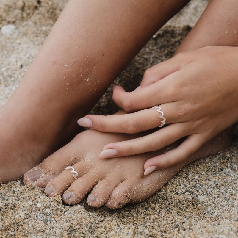 Adjustable, silver plated metal toe ring