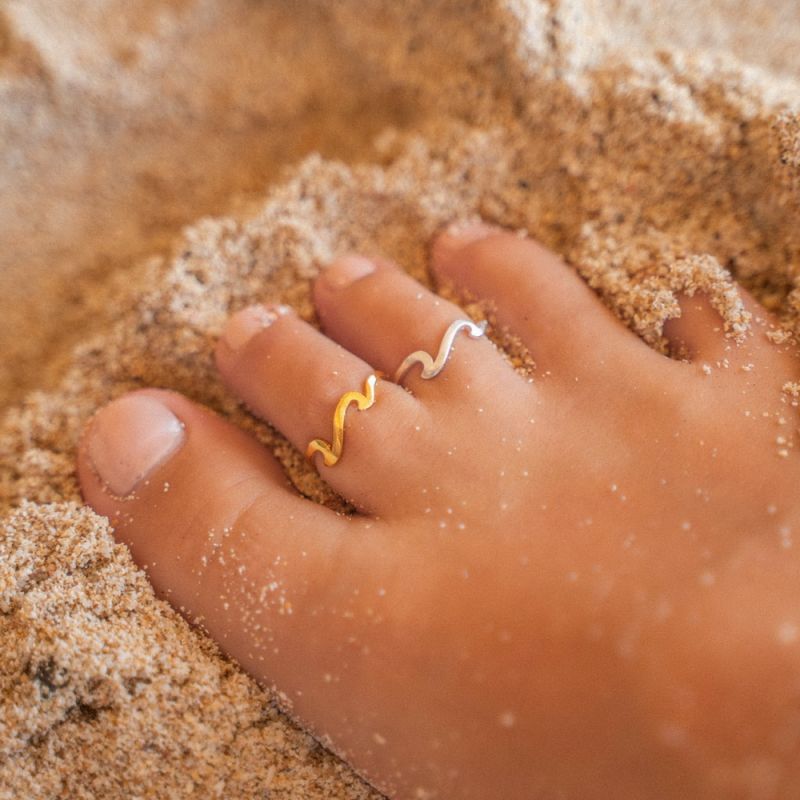 Adjustable, gold plated metal toe ring