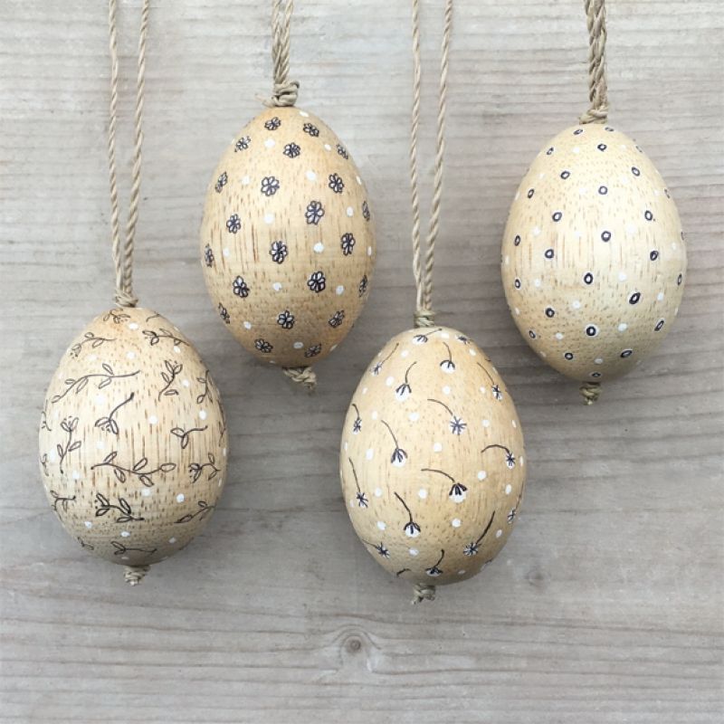 Hanging wooden egg-Daisies