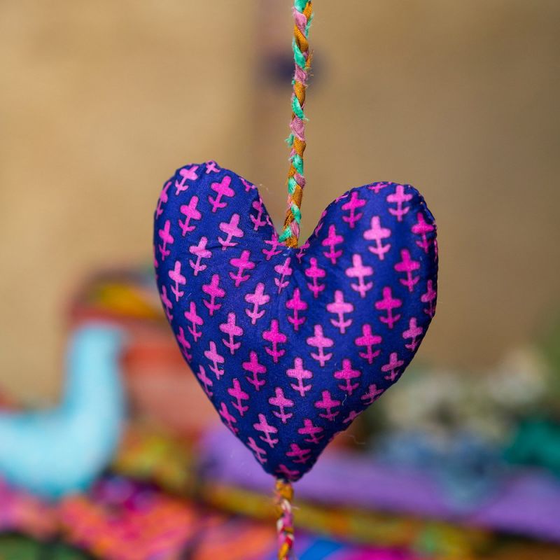 Hanging recycled sari string 3 hearts, 10x3x120cm