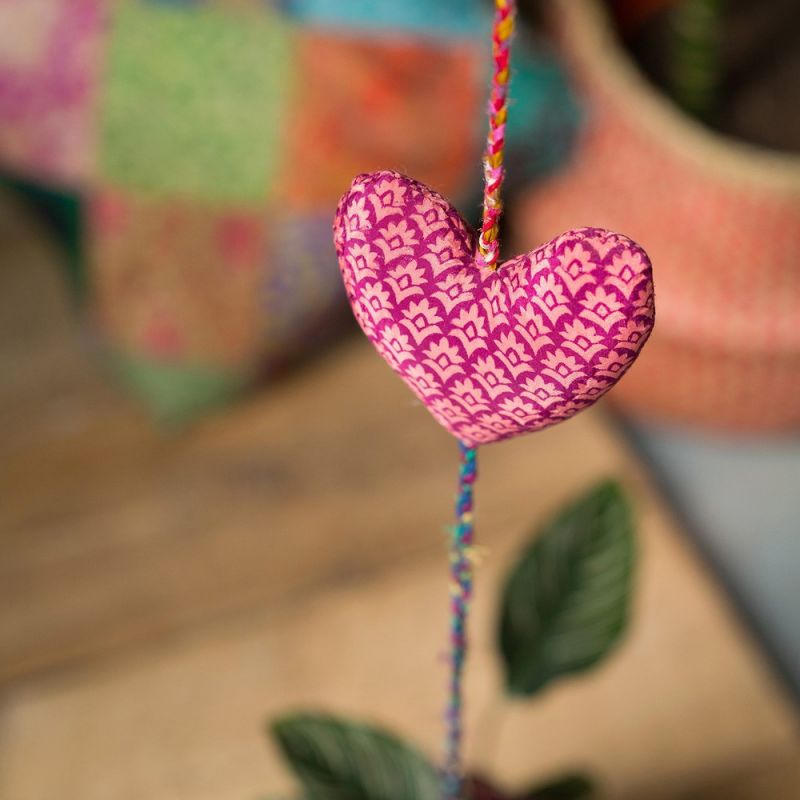 Hanging recycled sari string 3 hearts, 10x3x120cm