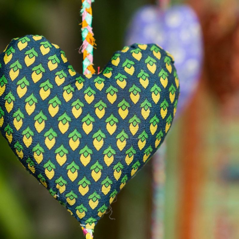 Hanging recycled sari string 3 hearts, 10x3x120cm