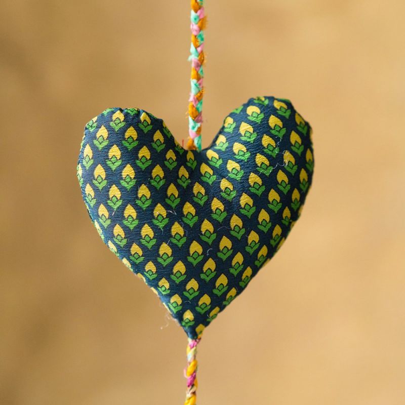 Hanging recycled sari string 3 hearts, 10x3x120cm